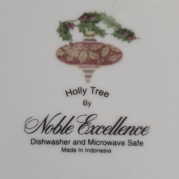 2 NOBLE EXCELLENCE HOLLY TREE CHRISTMAS PLATES VERY RARE EXCELLENT CONDITION - Picture 4 of 5